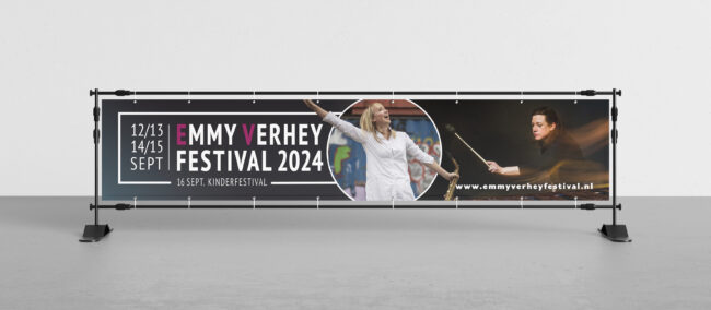 Creatieve ontwerpen op een banner frame mockup_dwarsdenker